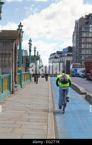 Offizier-Arbeiter auf Boris Barclays Fahrrad über Southwark Brücke mit den geschützten Fahrradweg Stockfoto