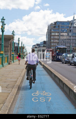 Offizier-Arbeiter auf Boris Barclays Fahrrad über Southwark Brücke mit den geschützten Fahrradweg Stockfoto