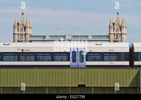 Eisenbahnwaggons nähern Cannon Street Station mit Tower Bridge hinter Stockfoto