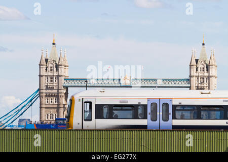 Eisenbahnwaggons nähern London Cannon Street Station mit Tower Bridge hinter Stockfoto