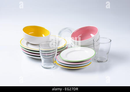 Abendessen, set bestehend aus tiefe Schüsseln, Teller, Seitenplatten und Gläser Stockfoto