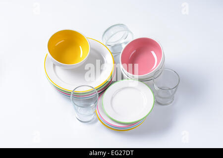 Abendessen, set bestehend aus tiefe Schüsseln, Teller, Seitenplatten und Gläser Stockfoto