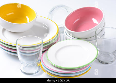 Abendessen, set bestehend aus tiefe Schüsseln, Teller, Seitenplatten und Gläser Stockfoto