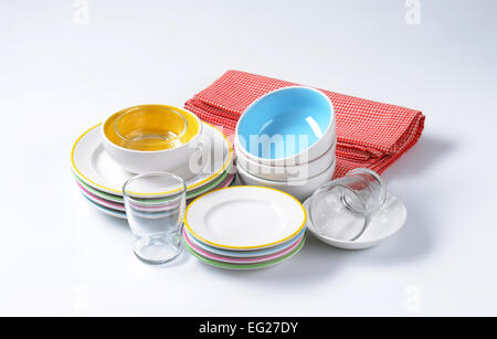 Abendessen, set bestehend aus tiefe Schüsseln, Teller, Seitenplatten und Gläser Stockfoto