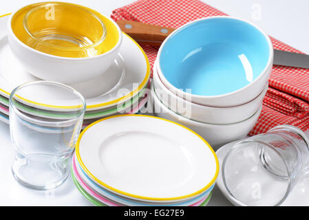 Abendessen, set bestehend aus tiefe Schüsseln, Teller, Seitenplatten und Gläser Stockfoto