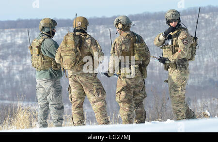 Staff Sgt Steven Stein rechts arbeitet mit Mitgliedern seines Teams gemeinsame terminal Angriff Controller zum Plotten Ziele während einer gemeinsamen Übung 6. Februar 2014, Etablissement Bollen Live-Fire Sortiment auf Fort Indiantown Gap, PA. Die JTACs arbeitete mit C-17A Globemaster III und A - 10C Thunderbolt IIs im bergigen, verschneiten Gelände des zentralen Pennsylvania. Stein ist ein JTAC von 11. Air Support Operations Squadron, 3. Air Support Group, die die US Army 3rd Armored Kalvarienberg Regiment in Fort Hood, Texas unterstützt.  Greg L. Davis Stockfoto