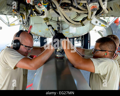 ANDERSEN AIR FORCE BASE, Guam-Senior Airman Daniel Babis, links, und Flieger 1. Klasse Anthony Rodriguez installieren eine Nabelschnur Stecker in eine Ausbildung Marschflugkörper AGM-86 b Conventional Air-Launched während einer b-52 Stratofortress laden Demonstration bei Andersen Air Force Base, Guam, 17. Oktober 2012. Die Flieger aus der 96. Expeditionary Aircraft Wartungseinheit, Barksdale Air Force Base, Louisiana Senior Airman Benjamin Wiseman bereitgestellt Stockfoto