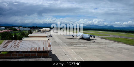 Crew-Mitglieder von einer c-5 Galaxy von Westover Air Reserve Base, Mass., bereiten Sie sich entladen ihre Fracht Spendengüter auf Soto Cano Air Base, Honduras, 11. Oktober 2014. Die Fracht transportieren Flugzeuge geliefert über 6.000 Pfund für humanitäre Hilfe und Versorgung, die honduranische Bürgerinnen und Bürgern in Not durch Denton Programm gespendet wurden. Das Denton-Programm ermöglicht privaten US-Bürger und Organisationen, verfügbaren Speicherplatz auf US militärische Frachtflugzeuge zu verwenden, um humanitäre Transporte zugelassenen Ländern in Not.  Techn. Sgt. Heather Redman Stockfoto