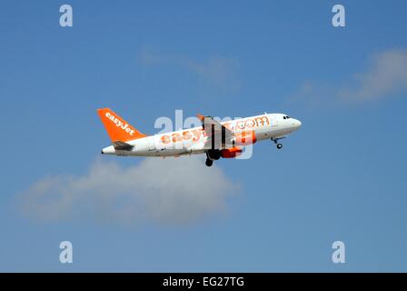 EasyJet Airbus A319 vor einem blauen Himmel abheben. Stockfoto