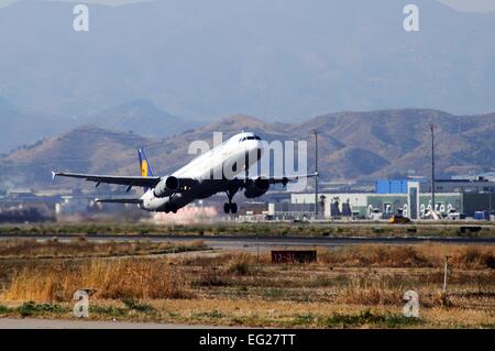 Lufthansa Airbus A321 dem Start vom Flughafen Malaga, Malaga, Andalusien, Spanien, Westeuropa. Stockfoto