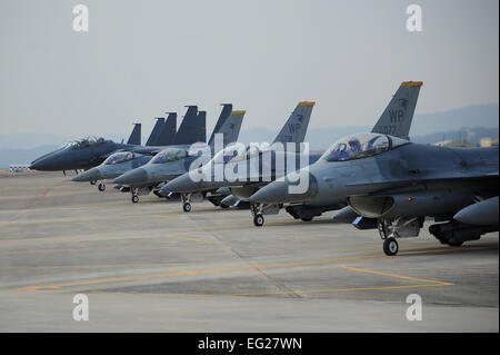 Vier f-16 Fighting Falcons und vier F - 15 K Slam Eagles bereiten Sie ausziehen, um ihren ersten Luftaufnahmen Bildung Trainingsszenario während des Trainings Buddy Flügel 15-2, 3. Februar 2015, in Daegu Air Base, Südkorea durchzuführen. Kumpel Flügel Übungen sind Bestandteil eines kombinierten Kämpfer-Austausch-Programm zur Verbesserung der Interoperabilität der US Air Force und südkoreanische Luftwaffe Jagdverbände.  Senior Airman göttlichen Cox Stockfoto