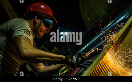 Staff Sgt Jesse Mitchell schneidet eine Metallstruktur mit einer Lötlampe 3. August 2014, im Südwesten Asien. Flieger aus der 557th Expeditionary RED HORSE-Staffel kam von Al Udeid Air Base, Katar, dauerhafte Strukturen als die aktuellen Zelte als Passagier-Terminals eingesetzt. Das Gerät besteht aus Pennsylvania Air National Guard Mitglieder zur Unterstützung der Operation Enduring Freedom eingesetzt. Mitchell ist ein 557. Expeditionary RED HORSE Squadron Pflaster und Ausrüstung Betreiber.  Staff Sgt Jeremy Bowcock Stockfoto