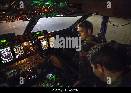 Bereiten Sie Capt Jordan Kalish oben, Fluglehrer und Generalmajor Nick Amenta rechts, Flugkapitän, Galaxie C-5 b für den Start 15. August 2014 von Kadena Air Base, Japan. Die Flieger von 312th Airlift Squadron, Travis Air Force Base, Kalifornien, flogen eine Mobilität Kanal Mission, Verschieben von hoher Priorität Fracht und Passagiere zwischen Luftbasen in den US Pacific Command Verantwortungsbereich.  Lt. Colonel Robert Couse-Baker Stockfoto