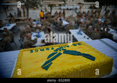 US Air Force Piloten aus dem 455. Expeditionary Luft-Flügel an eine Kuchen schneiden Zeremonie Bagram Airfield, Afghanistan, 18. September 2014 teilnehmen. Die Flieger feierte der Luftwaffe 67. Geburtstag.  Staff Sgt Evelyn Chavez Stockfoto