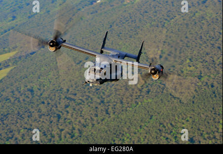 Ein CV-22 Osprey, aus dem 8. Special Operations Squadron fliegt Mitglieder der eingesetzten Flugzeuge-Boden-Response-Element 2. Mai 2014, während Smaragd Warrior über Hurlburt Field, Florida Emerald Krieger ist eine jährliche, gemeinsame Übung, spezielle Operationen, konventionelle zu trainieren und Partnerland Kräfte Kampfszenarien Spezialoperationen Luft- und Kampffähigkeiten zu schärfen, und ist das Department of Defense nur unregelmäßige Kriegsführung Übung.  Airman 1st Class Jasmonet Jackson Stockfoto