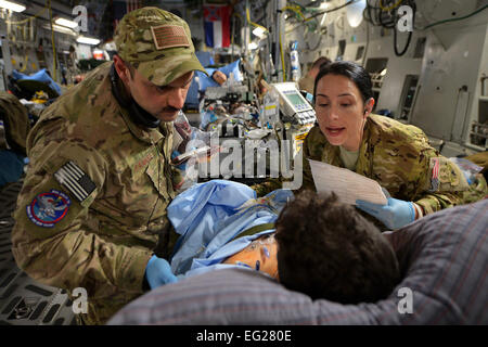 Capts. Mario Ramirez und Suzanne Morris ein Patient Identität bestätigen und bereiten eine Bluttransfusion 21 März während eines Fluges von Bagram Airfield, Afghanistan zu verwalten. Eine kritische Betreuerteam Air Transport-Crew besteht aus einem Arzt, Intensivmedizin Krankenschwester und Atemtherapeutin. Ramirez und Morris sind die 455. Expeditionary Aeromedical Evakuierung Squadron kritische Air Transport Betreuerteam zugeordnet.  Senior Airman Chris Willis Stockfoto