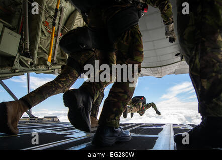 Rumänische Fallschirmjäger führen einen hochgelegenen, niedrig-Eröffnung Sprung aus einem US-Air Force C-130J Super Hercules während des Trainings Karpaten Frühling, 18. Mai 2014, über Campia Turzii, Rumänien. C-130J Piloten, zusammenarbeiten und Armee Jumpmasters arbeitete zusammen mit rumänischen Fallschirmjäger um sicherzustellen, dass ihre Sicherheit während Static-Line und HALO aus dem Flugzeug über rumänische Ablagebereiche springt.  Senior Airman Damon Kasberg Stockfoto