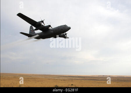 Ein c-130 Hercules überfliegt Saylor Creek Bombing Range sprühen Herbizid um den Cheat-Rasen im Bereich Steuern, 17. September 2014, in Mountain Home Air Force Base, Idaho. Cheat Rasen ist eine Gefahr im Bereich geworden, durch die Zerstörung der einheimischen Vegetation und erhöht die Wahrscheinlichkeit von Bränden. Die 910th Airlift Wing in Youngstown Air Reserve Station, Ohio, ist Heimat für das Department of Defense nur großflächige, Örtlich festgelegtflügel Antenne Spray-Funktion.  Senior Airman Rachel Kocin Stockfoto