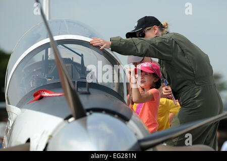 Sieben-jährige Naomi Roth, Tochter von Generalmajor Jeremy Roth von der 45. Reconnaissance Squadron, späht in das Cockpit eines t-6 mit Capt Jami Gunnels, t-6 Fluglehrer, 2014 Hausmesse und Air Show 19. Juli 2014, in Offutt Air Force Base in Nebraska  Josh Plueger Stockfoto