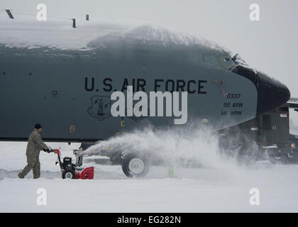 Mitglied der 92. Aircraft Maintenance Squadron entfernt Schnee aus einer KC-135 Stratotanker Betankung der Flugzeuge auf der Fairchild Air Force Base in Washington, 20. Januar 2012. Wartung-Flieger entfernt Schnee von Flugzeugen, die Möglichkeit eines Schadens vor Taxi und Take-off zu minimieren. Staff Sgt Michael Means Stockfoto