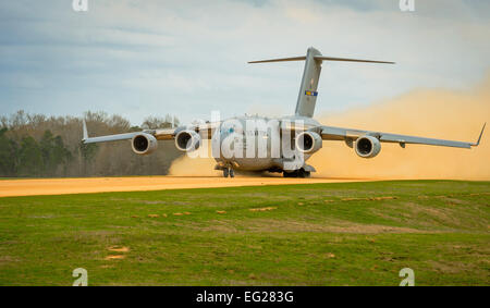 Eine c-17 Globemaster III startet 14. März 2014, von der Geronimo-Landezone im Joint Readiness Training Center, Fort Polk, Louisiana Service-Mitglieder, die Teilnahme an JRTC 14-05 sind ausgebildet im Kampf Patientenversorgung und aeromedical Evakuierung in einer simulierten Umgebung bekämpfen.  Master Sergeant John R. Nimmo Sr. Stockfoto