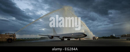 Feuer LKW Spritzwasser über eine Boeing KC-135 Stratotanker während des "Fini Fluges" Kol Corey Martin 4. Juni 2013, im Transit Center am Manas, Kirgisistan. Der "Fini-Flug" ist eine altehrwürdige militärische Luftfahrt-Tradition markieren den letzten Flug eines Piloten oder des Kommandanten Zeit mit einer Einheit. Martin ist der 376th Air Expeditionary Wing Commander.  Staff Sgt Robert Barnett Stockfoto