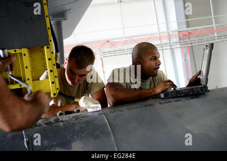 Senior Airman Jessie Mechling, elektronische Kriegsführung Systeme Geselle und techn. Sgt. Daniel Schultz, elektronische Kriegsführung Systeme Handwerker, links lesen Sie technische Anweisungen Bagram Airfield, Afghanistan 25. August 2014. Die Flieger sind der 41. Expeditionary elektronische bekämpfen Squadron, bereitgestellt von Davis-Monthan Air Force Base, Arizona zugeordnet.  Das Gerät fliegt die EC - 130H Kompass nennen Flugzeuge, deren Hauptaufgabe Störung der feindlichen Kommando- und Kommunikation und Widersacher Koordination für feindliche Streitmacht Management zu begrenzen ist.  Staff Sgt Evelyn Chavez Stockfoto