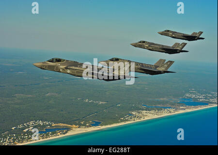 F-35A Lightning II gemeinsame Streik Kämpfer aus dem 33. Kämpfer-Flügel an Eglin Air Force Base, Florida, führen Sie eine Antenne Betankung Mission mit einem KC-135 Stratotanker aus 336th Air Refueling Squadron im März Air Reserve Base, Kalifornien, 14. Mai 2013, aus der nordwestlichen Küste von Florida. Die 33rd FW ist eine gemeinsame Absolvent fliegen und Wartung Training Flügel, der Flieger, Marines, Segler und internationale Partner-Betreiber und Betreuer des f-35 Lightning II trainiert.  Master Sergeant Donald R. Allen Stockfoto