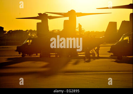 Flieger führen Wartungen auf einen CV-22 Osprey während Smaragd Warrior 3. Mai 2014, in Hurlburt Field, Florida Die CV-22 s sind während der jährlichen gemeinsamen Übung spezielle Operationen, konventionelle trainieren geflogen und Partnerland Kräfte Kampfszenarien entwickelt, um spezielle Operationen Luft-Boden-Kampf Fähigkeiten zu verbessern, und ist das Verteidigungsministerium nur unregelmäßige Kriegsführung Übung. Staff Sgt John Bainter Stockfoto