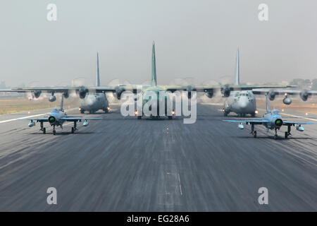 Zwei Bangladesch F-7BG Verteidiger, ein BAF C-130 Hercules und zwei US Luftwaffe C - 130H Hercules-Flugzeuge vorbereiten von BAF Basis Bangabandhu, Bangladesch, während der Übung zu bewältigen Süden 28. Januar 2015 auszuziehen. Die USA C - 130H erhält die 374th Airlift Wing Yokota Air base, Japan; BAF F-7BGs 5. Geschwader zugewiesen sind und die BAF C-130 ist 101. fliegen Spezialeinheit an BAF Basis Bangabandhu zugewiesen. Süden zu bewältigen ist eine Pacific Air Forces gesponsert, bilaterale taktische Luftbrücke Übung durchgeführt in Bangladesch, mit einem Fokus auf kooperative Flugbetrieb, Tag und Nacht Low-Level-navigatio Stockfoto