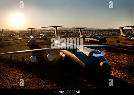 US Air Force c-5 Galaxy und andere Flugzeuge sitzen bei Sonnenuntergang an der 309. Aerospace Maintenance and Regeneration Group ARMARG, oft als Talon, Davis-Monthan Air Force Base, Arizona, 26. September 2012. 309. AMARG ist ein Air Force Flugzeuge und Raketen Lagerung und Wartung in Tucson.  Val Gempis Stockfoto