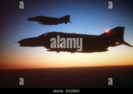 Eine Luft/Luft-linke Seitenansicht der zwei F - 4G Wild Weasel Flugzeug bei Sonnenuntergang während der Operation Desert Shield. Stockfoto