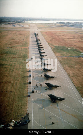 F-117A Stealth-Kampfflugzeug aus dem 37. Taktischer Kämpfer-Flügel, Tonopah Test Range, Nevada, die Start-und Landebahn nach der Ankunft für eine Nacht zu bleiben, während die Bereitstellung nach Saudi Arabien während der Operation Desert Shield. Stockfoto