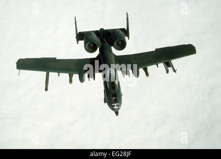 Ein A-10A Thunderbolt II Flugzeug beteiligt sich an einer Mission während der Operation Desert Storm.   Das Flugzeug ist mit AIM-9 Sidewinder-Raketen, AGM-65 Maverick Raketen und Mark 82 500-Pfund-Bomben bewaffnet. Stockfoto