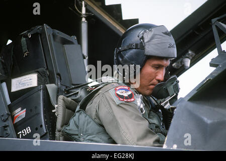 Pilot Major Joe Bowley des 37. Taktischer Kämpfer-Flügel sitzt im Cockpit F-117A Stealth-Fighter Flugzeug während der Vorbereitungen für den Flug nach Hause nach der Operation Desert Storm. Stockfoto