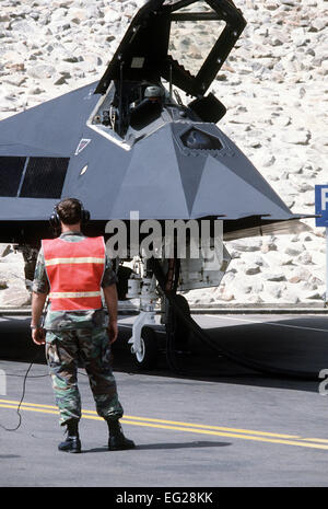 Eine F-117A Stealth-Kampfflugzeug der 37. Taktischer Kämpfer-Flügel sitzt auf dem Taxiway, während der Pilot auf Abstand zum Start für den Flug nach Hause nach der Operation Desert Storm wartet. Stockfoto