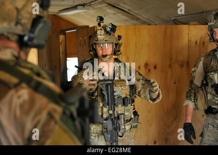 Staff Sgt Jason Lee, 83. Expeditionary Rescue Squadron Pararescue Element Führer, spricht mit seinen Teamkollegen über ihre Clearing-Verfahren während einer Mission Probe 26. August 2014, Bagram Airfield, Afghanistan. Die Veranstaltung ermöglichte PJs, deren Verletzung zu schärfen clearing, geduldige Pflege und Egress Fähigkeiten. Luftwaffe Rettungskräfte führen Kampf-Suche und Rettung und Personal Recovery-Vorgänge. Lee ist ein Air National Gardist bereitgestellt von der 123. spezielle Taktiken Squadron in Louisville, KY.  Major Brandon Lingle Stockfoto