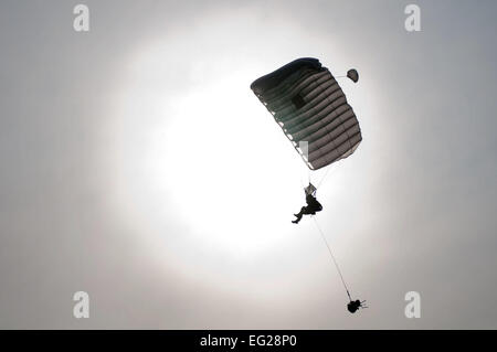 Ein Pararescueman Fallschirme in der Drop-Zone am Camp Atterbury, ind., 14. Juni 2011, während einer Präzision Heli von Mitgliedern der Kentucky Air National Guard 123. Special Tactics Squadron unterrichtet. Die drei-Wochen-Kurs ebenfalls auf dem Kentucky Guard Luftwaffenstützpunkt in Louisville, Kentucky, Boden und Wasser zu springen Training in Selfridge, Michigan Der Kurs war einzigartig, Aktivaufgabe Kräfte durch Mitglieder der Air National Guard, Organisatoren und Teilnehmer sagte ausgebildet wurden.  Master Sergeant Phil Speck Stockfoto