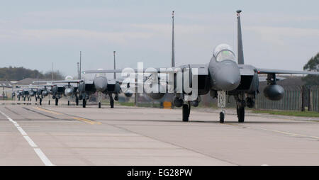 F-15E Strike Eagles aus dem 494 Fighter Squadron Taxi entlang der Flightline 28. April 2013, bei der Royal Air Force Lakenheath, England. Flieger und Flugzeuge aus der 494 FS wurden für acht Monate nach Südwesten Asien eingesetzt.  Staff Sgt Stephen Linch Stockfoto