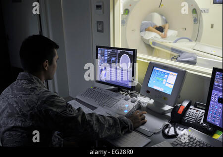 Senior Airman James Lord beginnt einen CT-Scan 27. August 2013, Misawa Air Base, Japan. Mit diesem Monitor Technologen starten und einen Scan ohne im selben Raum wie der Patient oder die Maschine zu kontrollieren. Lord ist ein 35. chirurgische Operations Squadron diagnostische Bildgebung Technologe. Airman 1st Class Zachary Kee Stockfoto