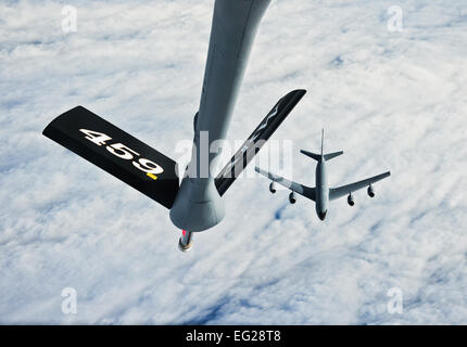 Zivile Arbeitgeber der Reserve und der Nationalgarde Service-Mitglieder nahmen an eine lokale Ausrichtung Flug an Bord eines US-Luftwaffe KC-135 Stratotanker aus 459th Air Refueling Wing auf gemeinsamer Basis Andrews, MD., 8. Dezember 2012. Der Flug zur Verfügung gestellt eines Einblick in Missionen von Citizen Airmen aus 459th ARW durchgeführt.  Senior Airman Amber Russell Stockfoto