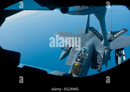 Mitglieder des 121. Air Refueling Wing tanken eine F-15E Strike Eagle aus der 4. Kämpfer-Flügel an Seymour Johnson Air Force Base, North Carolina, mit einer KC-135A Stratotanker 11. September 2014, vor der Küste von North Carolina während einer Übung. 121. ARW ist von Rickenbacker Air National Guard Base, Ohio.  Airman 1st Class Wendy Kuhn Stockfoto