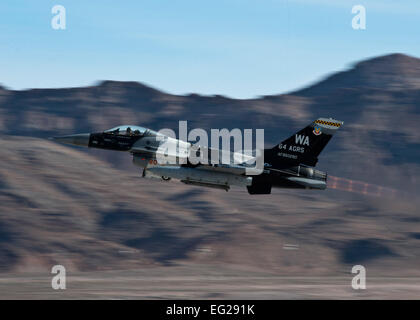 Eine f-16 Fighting Falcon zieht während rote Fahne 14-1 am 28. Januar 2014, am Nellis Air Force Base, Nevada Die Mission der 414th Combat Training Squadron, die Einheit, plant und führt die rote Fahne, soll die Kampfbereitschaft und Überlebensfähigkeit der Teilnehmer zu maximieren, indem Sie ein realistisches Training Umfeld. Es gibt etwa 125 Flugzeuge an der Übung teilnehmen. Die f-16 ist das 64. Angreifer-Geschwader an Nellis AFB zugeordnet.  Flieger 1. Klasse Jason Couillard Stockfoto