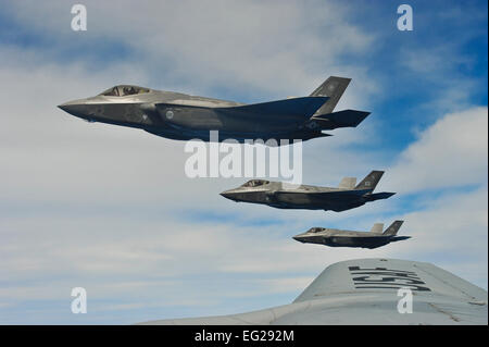 F-35A Lightning IIs führen eine Antenne Betankung Mission mit einem KC-135 Stratotanker 13. Mai 2013, vor der Küste des nordwestlichen Florida. 33. Kämpfer-Flügel an Eglin Air Force Base, Florida, ist eine gemeinsame Absolvent fliegen und Wartung Training Flügel, die Luftwaffe, Marine, Marine und internationaler Partner Betreiber und Betreuer des f-35 Lightning II trainiert. Die F-35As sind die 58th Fighter Squadron, 33rd FW zugeordnet. Die KC-135 ist aus 336th Air Refueling Squadron von März ARB, Kalifornien zugewiesen  Master Sergeant Donald R. Allen Stockfoto