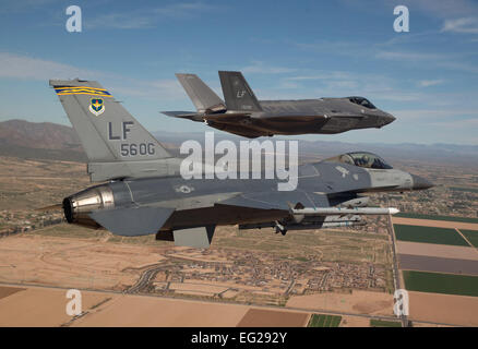 Major Justin Robinson fliegt das 56. Betriebsgruppe Flaggschiff f-16 Fighting Falcon 10. März 2014, als er die erste f-35 Lightning II zu seinem neuen Haus Luke Air Force Base, Arizona Escort Die f-35 wurde von Colonel Roderick Cregier, eine f-35-Testpilot auf der Edwards AFB stationiert geflogen, Kalifornien Robinson ist 61. Fighter Squadron Assistant Director of Operations.  Jim Hazeltine Stockfoto