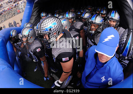 Cheftrainer Troy Calhoun und die US Air Force Academy Falcons bereiten sich auf das Feld als die Navy Midshipmen Falcon Stadium der Akademie in Colorado Springs, Colorado, 6. Oktober 2012 eingeben.  Die Midshipmen besiegte die Falcons 28-21 in der Overtime. Stockfoto