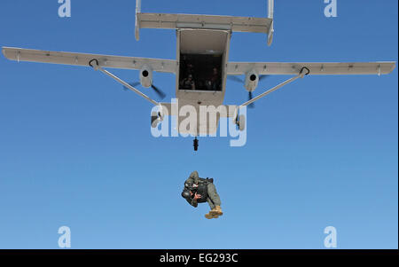 Techn. Sgt. Matthew Mensch verlässt ein SC-7 Skyvan mit einem flachen Fallschirm 12 April über die Edward Farm Drop-Zone, auf der Edwards Air Force Base, Kalifornien Der flache Fallschirm soll den BA-22 Fallschirm zu ersetzen, die derzeit für den Einsatz in AC-130 Gunship konfiguriert ist. Mensch ist ein 418th Test Fliegerstaffel Fallschirm Test Jumper. Stockfoto