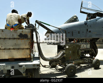 Senior Airman Tristan Franklin und Flieger 1. Klasse Cameron Padgett Gebrauch Munition laden Adapter, 30-Millimeter-Runden in einer a-10 Thunderbolt II Flugzeuge Munition Trommel 11. Juni 2013, in Bagram Air Field, Afghanistan zu ernähren. Die Thunderbolt II kann eine Vielzahl von konventioneller Munition, einschließlich Allzweck-Bomben, Splitterbomben Einheiten, lasergesteuerten Bomben und gemeinsame direkter Angriff Munition einsetzen. Franklin und Cameron sind 455. Expeditionary Aircraft Maintenance Squadron Waffen Lader.  Staff Sgt Stephenie Wade Stockfoto