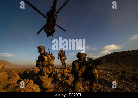 Pararescuemen sichern nach gesenkt von einem HH-60 Pave Hawk während einer Mission 7. November 2012, in Afghanistan. Pararescue Teams anzugreifen, zu sichern und dominieren die Rettung Zielgebiet mit jeder verfügbaren des Verteidigungsministeriums oder verbündet, Luft-, Land- oder Seeweg Asset. Die Pararescuemen sind mit der 83. Expeditionary Rescue Squadron.  Staff Sgt Jonathan Snyder Stockfoto