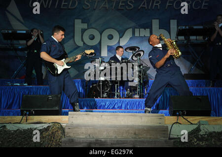 Senior Airman Kenneth Del Valle Ruiz, vorne links und Flieger 1. Klasse Wynton Warren, vorne rechts, haben ein Instrument während eines Tops in Blue Performance bei Bagram Airfield, Afghanistan, 24. Dezember 2012 Duell. Tops in blau dient als eine expeditionary Unterhaltungs-Einheit, die qualitativ hochwertige Unterhaltung für Mitarbeiter weltweit an abgelegenen und bereitgestellte Standorten stationiert bereitstellt.  Staff Sgt David Dobrydney Stockfoto